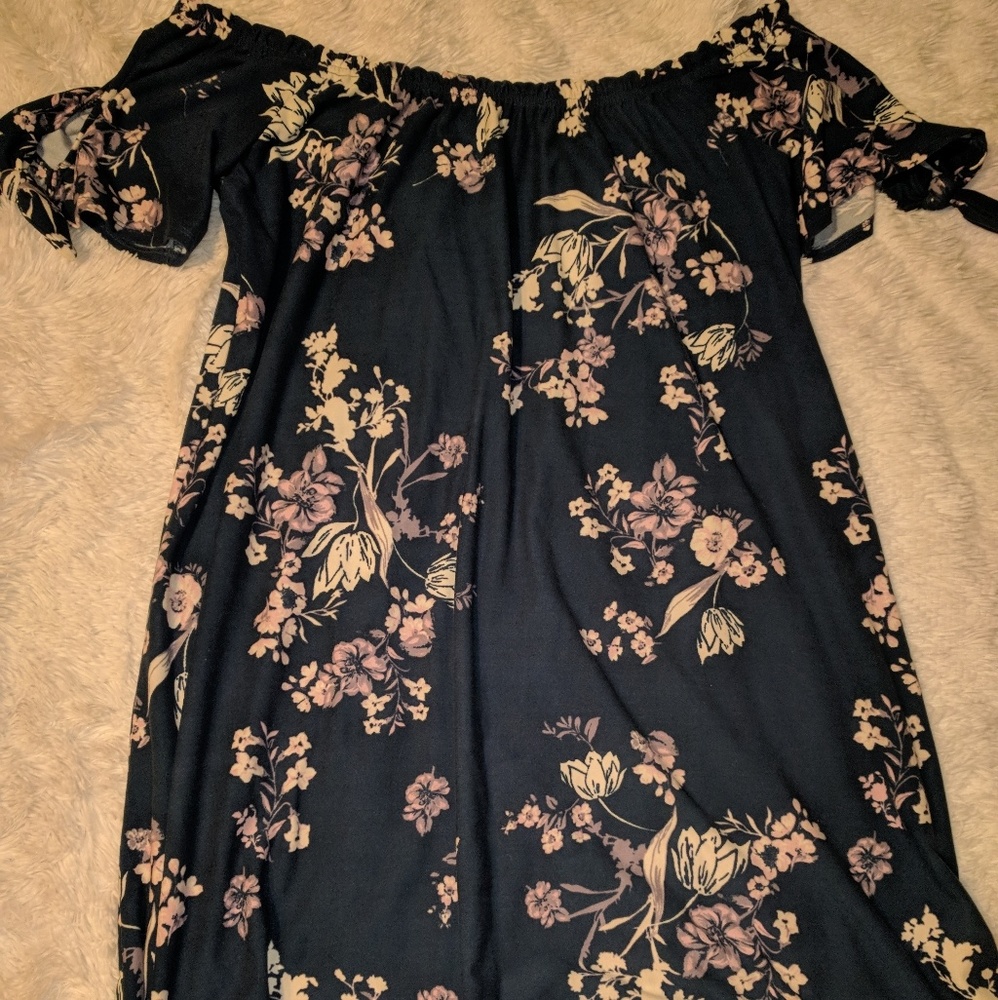 Off the shoulder flowy dress 👗